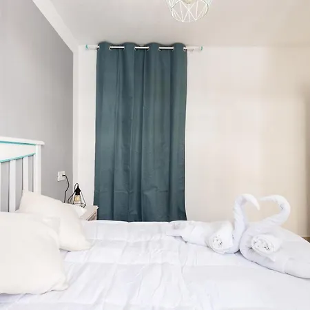 Live Paradise Court Pool & Beach View شقة أذيخي